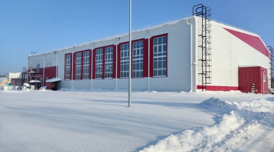 В новом спорткомплексе в Клетне установили оборудование и мебель