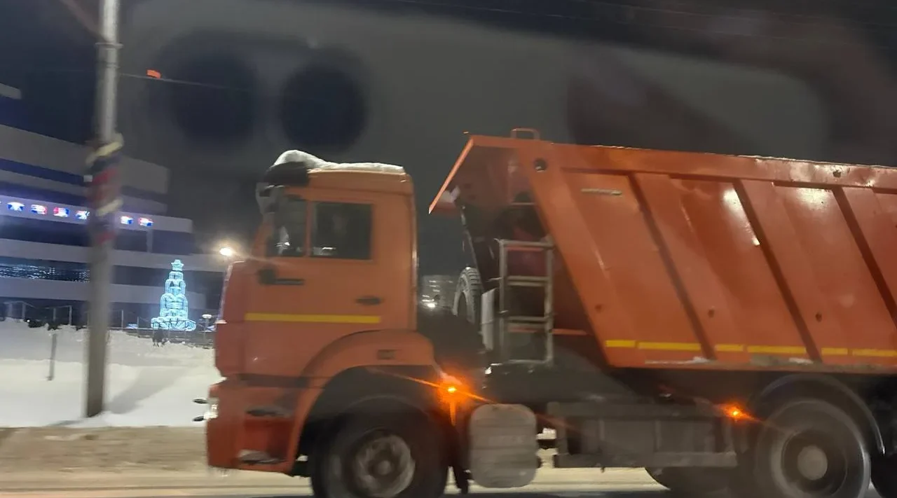 В Брянске продолжается активная борьба со снегом