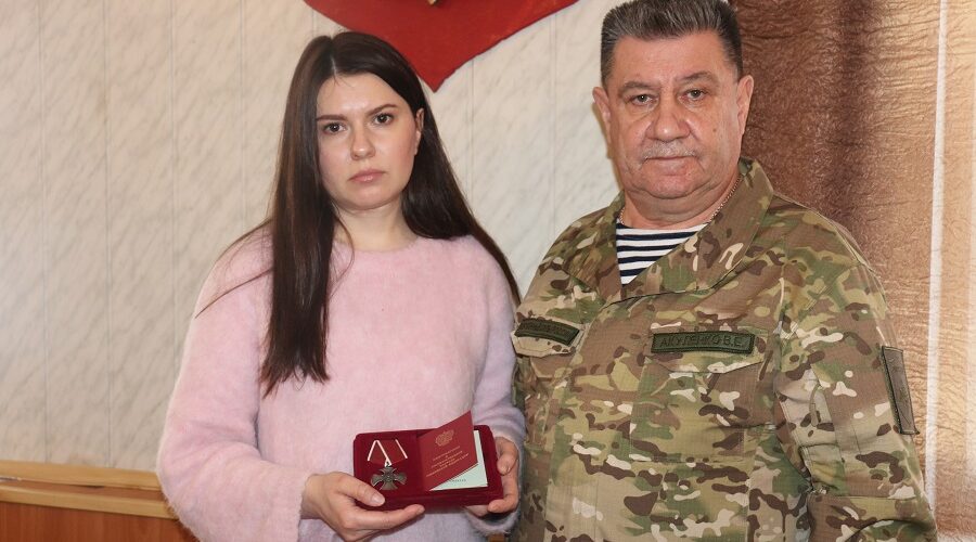 В Стародубе сестре Героя СВО передали орден Мужества