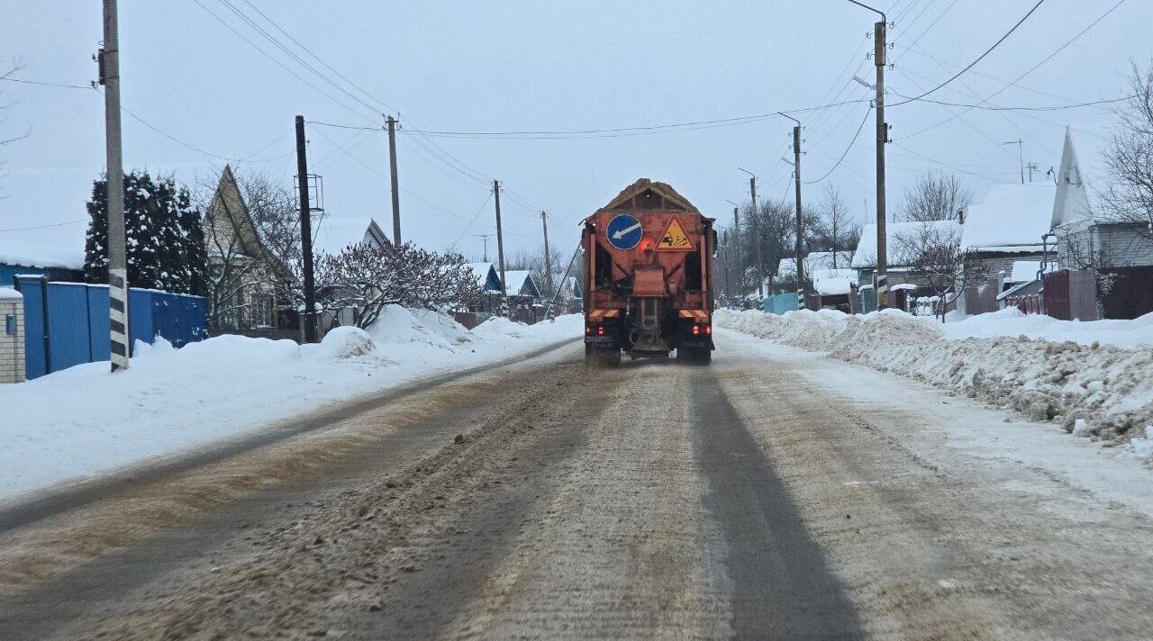 В Брянской области ведётся круглосуточная работа по очистке дорог от снега и наледи