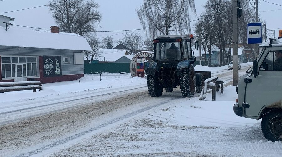 В Стародубском округе продолжается активная борьба со снегом 