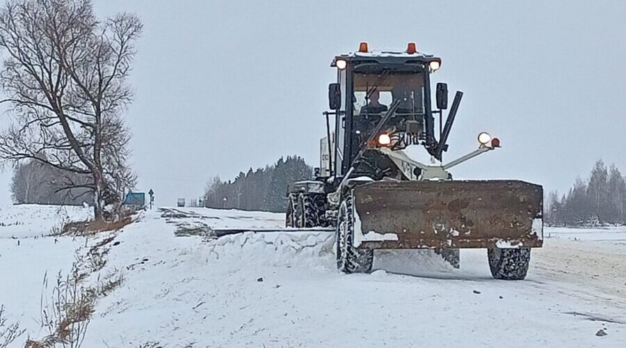 В Трубчевском и Жуковском районах активно расчищают дороги от снега