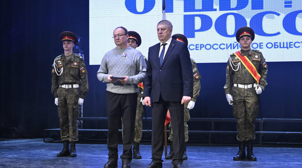 Отцам погибших брянских бойцов вручили медали «Отец солдата»