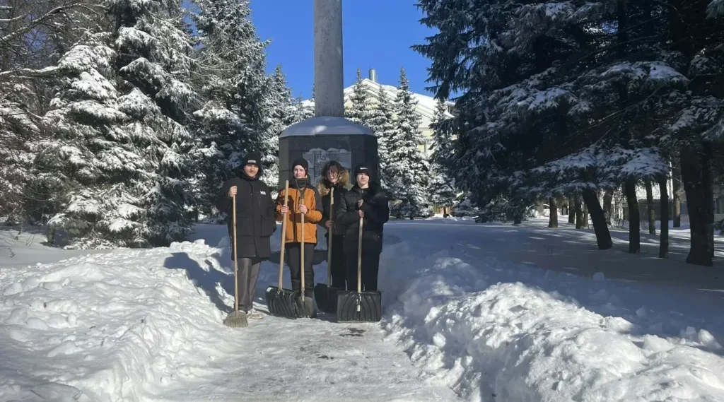 Ребята из школы №5 города Брянска взяли шефство над памятником