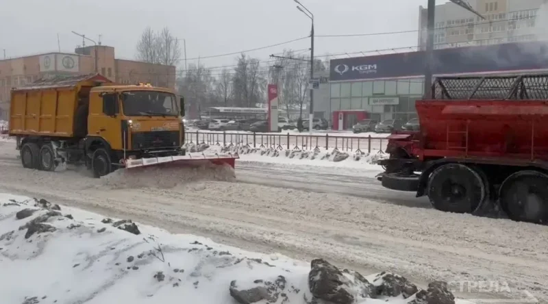В Брянске дорожные и коммунальные службы борются с последствиями снегопада