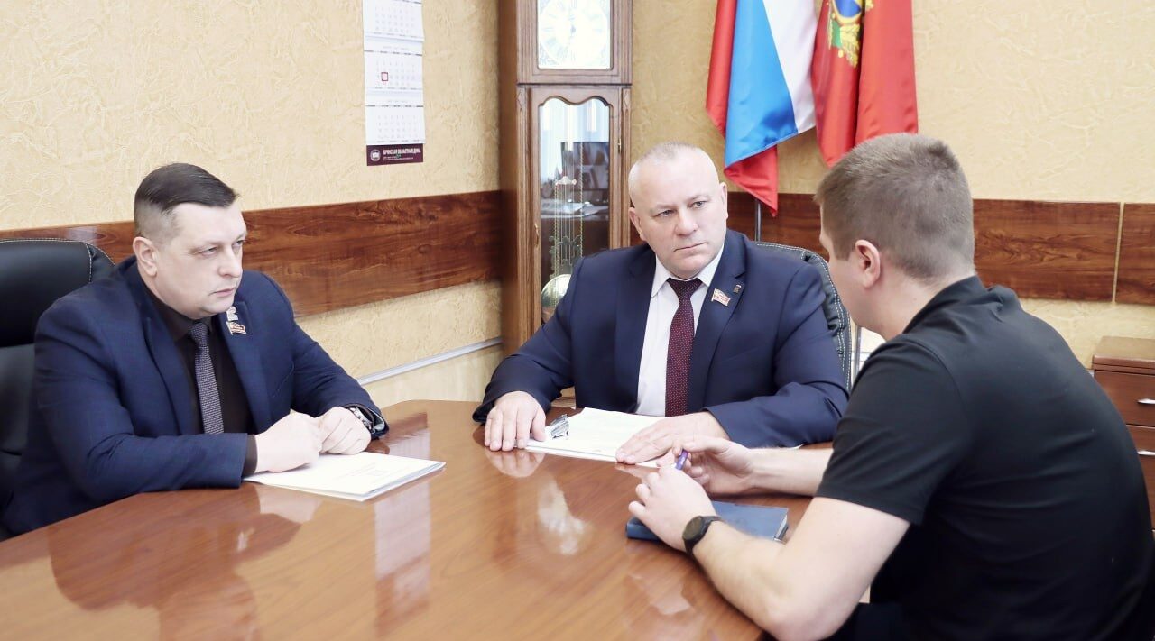 Спикер Брянской облдумы Валентин Суббот встретился с участником программы «Брянские герои»