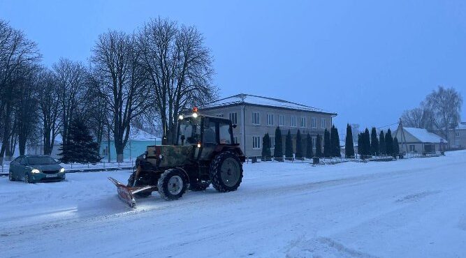 В Стародубском округе борьба со снегом продолжается
