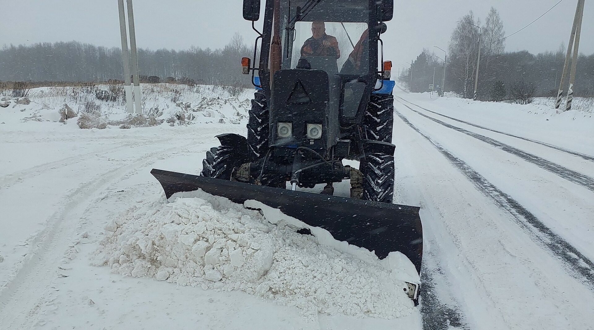 На Брянщине продолжается очистка автодорог от снега