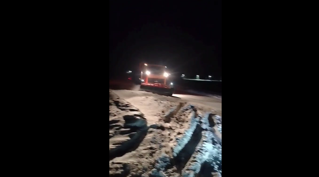 На Брянщине продолжается очистка и противогололедная обработка дорог