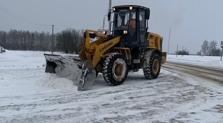 В Брянской области продолжается очистка автодорог от снега