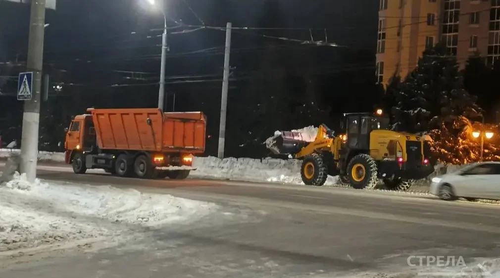 В Брянске с ночи продолжается работа по очистке дорог от снега