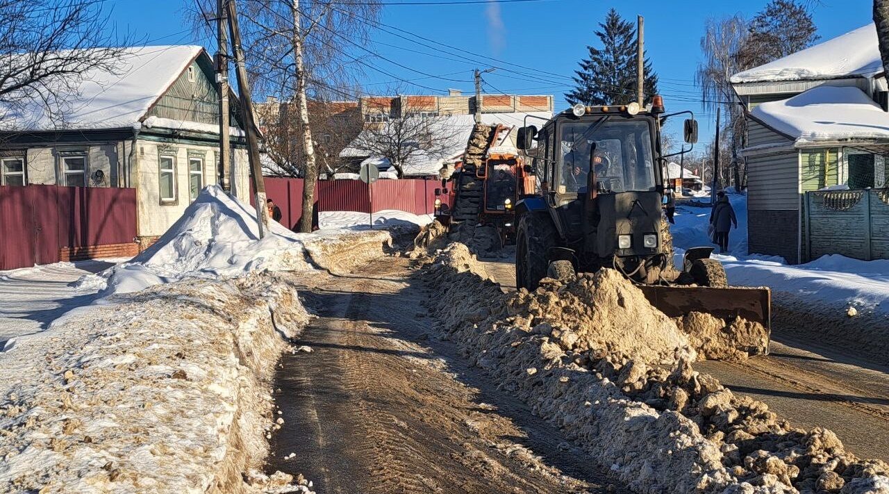 В Стародубе дорожники очищают от снега улицы