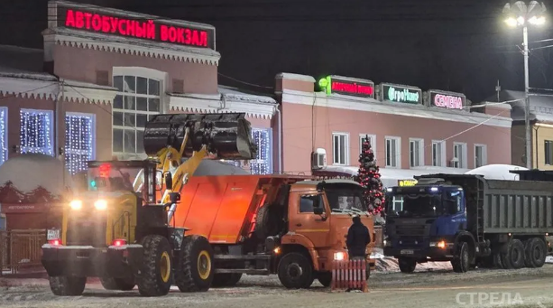 Брянск 8 февраля от обрушившегося накануне снегопада убирают 39 машин