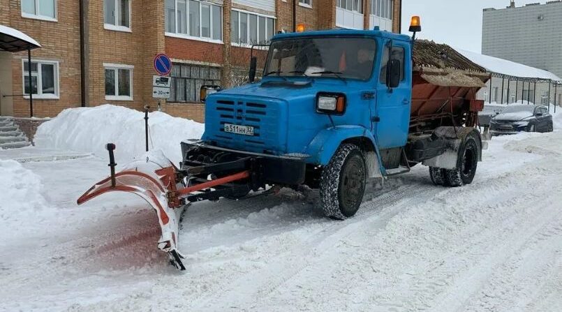 Во всех районах Брянской области всю ночь работала снегоуборочная спецтехника
