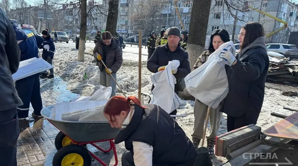 В Брянске волонтёры помогают в уборке пострадавших от ракетного удара квартир