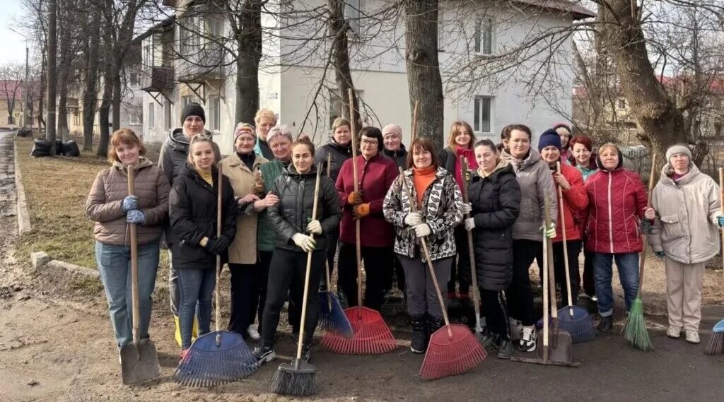В Брянске 4140 человек стали участниками первого общегородского субботника