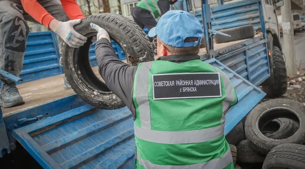 Глава Советского района Брянска принял участие в субботнике