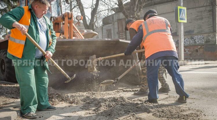 В Брянске дорожники очищают улицы от песка и мусора