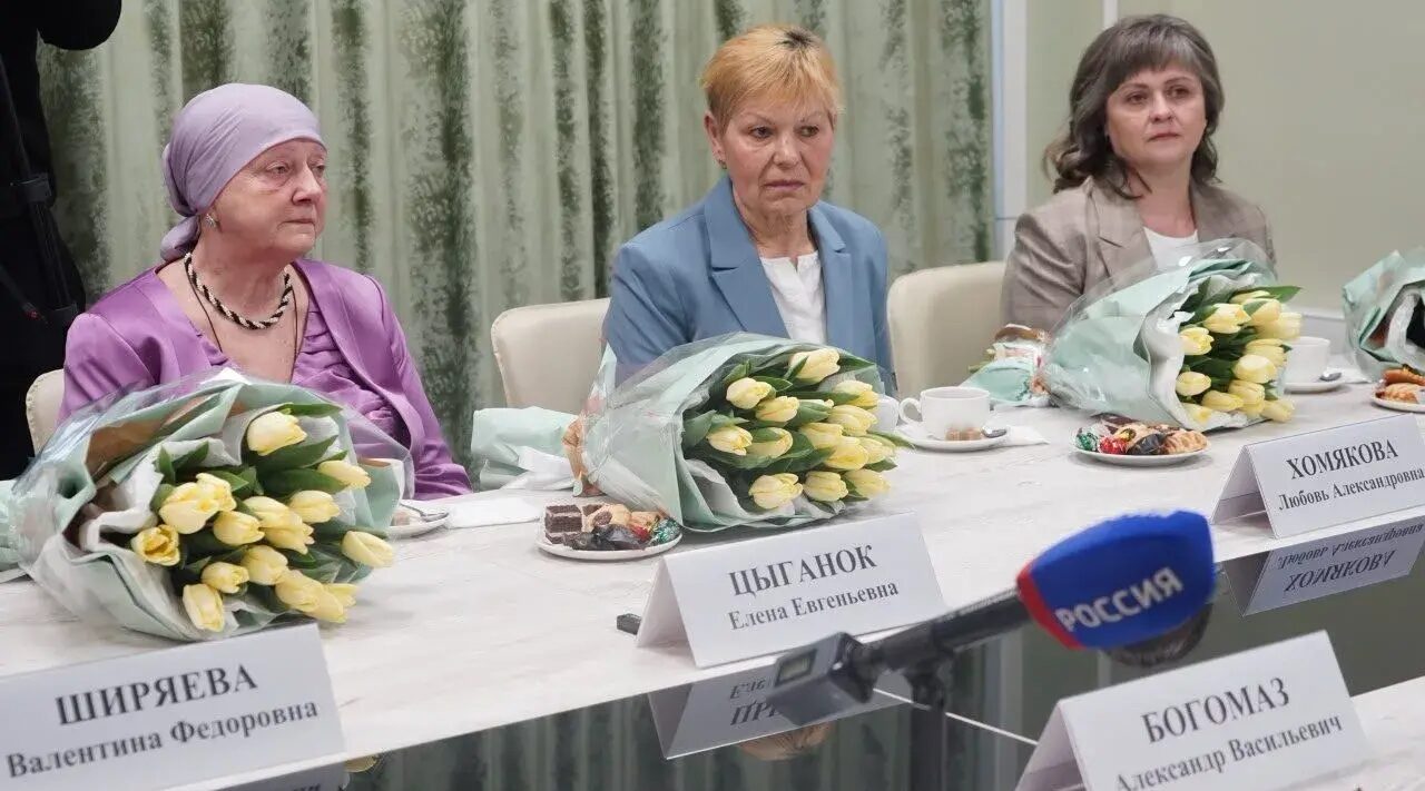 Брянский губернатор Богомаз провёл встречу с матерями и вдовами погибших героев СВО