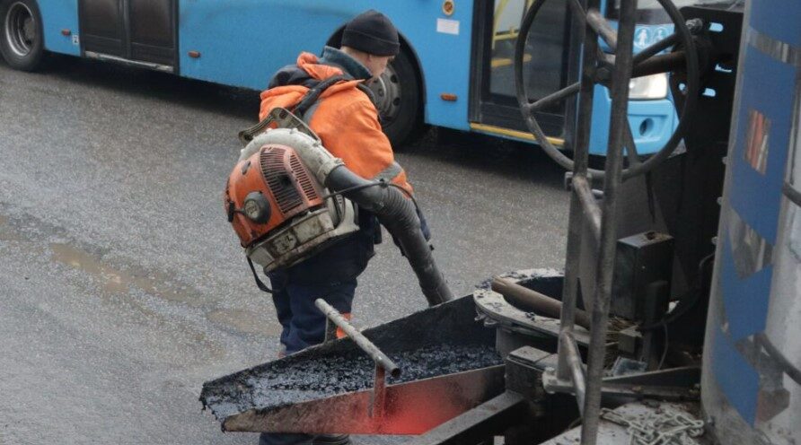 В Брянске делают ямочный ремонт дорог при помощи новой установки