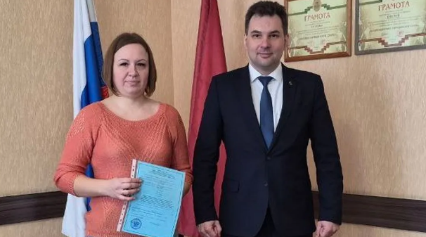 В Суземском районе молодой семье торжественно вручили жилищный сертификат