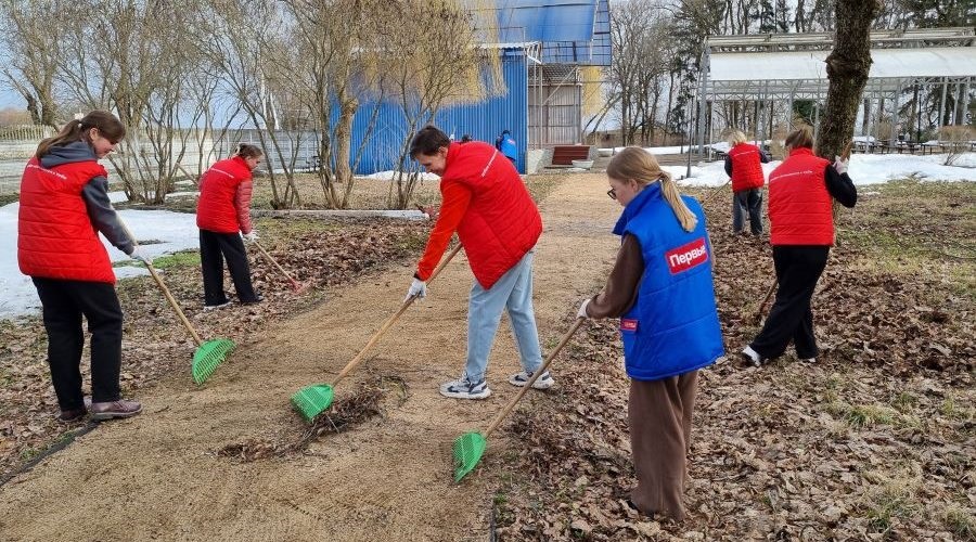 Трубчевские активисты «Движения первых» организовали уборку в горпарке