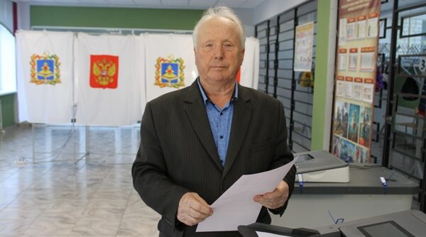 Заместитель председателя Совета народных депутатов Стародубского округа, председатель общественной организации «Союз пенсионеров» Иван Николаевич Козин проголосовал на своём избирательном участке