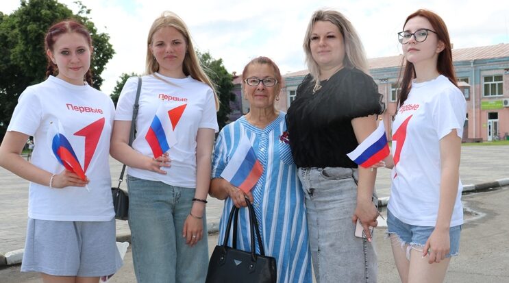 В Стародубе «Первые» поздравили жителей с праздником
