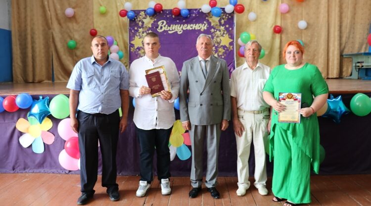 В Брянском аграрном техникуме состоялся выпускной бал