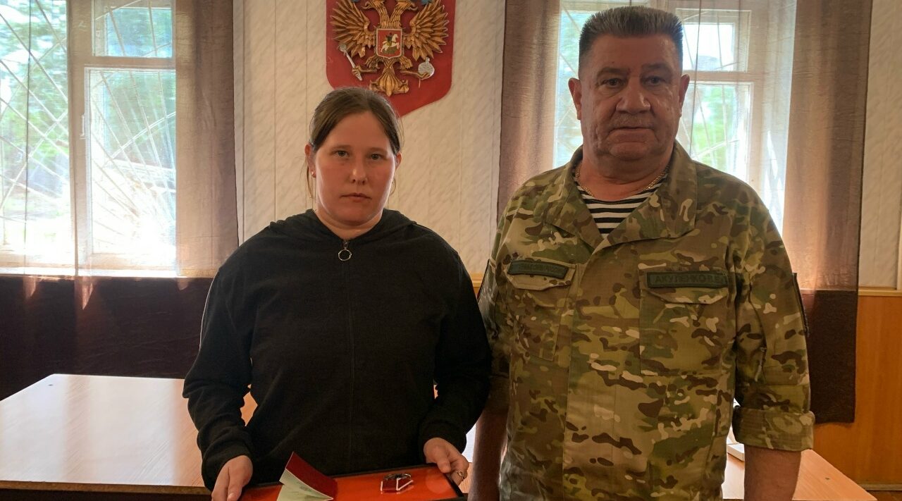 В Стародубском военном комиссариате вручили орден Мужества вдове погибшего воина