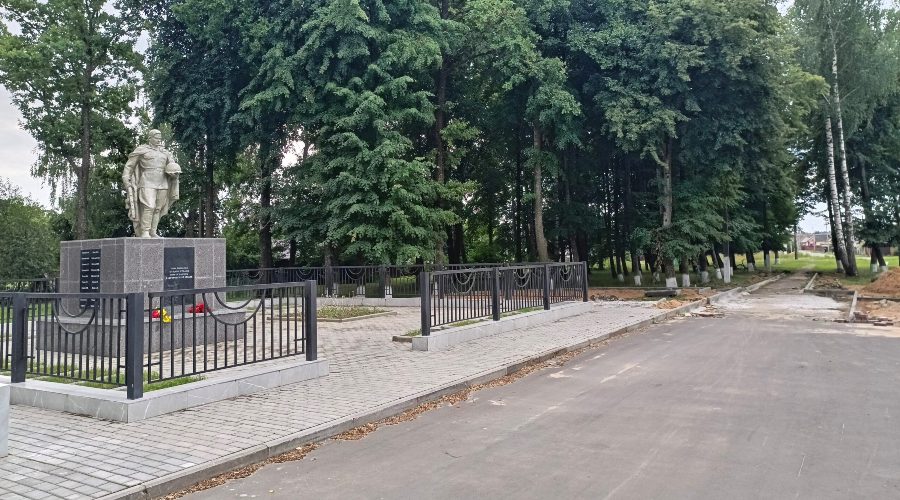 В брянском райцентре ко Дню освобождения обновляют мемориал Славы