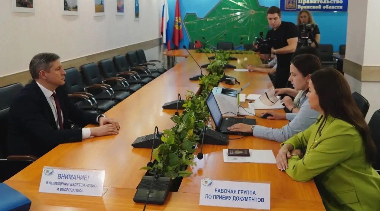 Врио брянского губернатор Егор Ковальчук подал документы в Избирательную комиссию региона