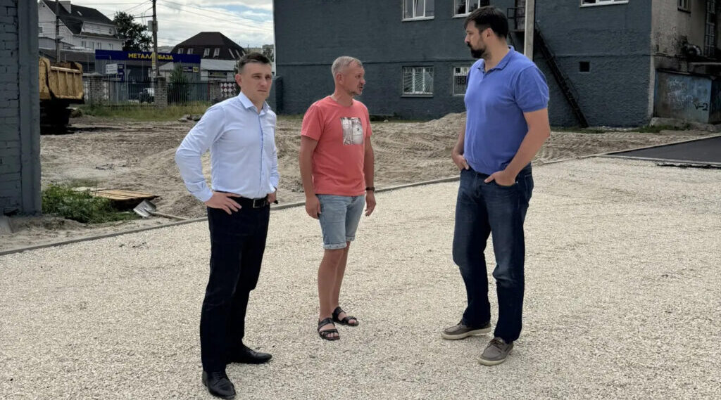 В Брянске асфальтируют первую «умную» спортивную площадку