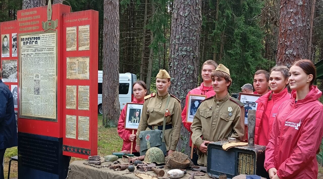 Брянское руководство и журналисты почтили память фронтовых корреспондентов газеты «На разгром врага»