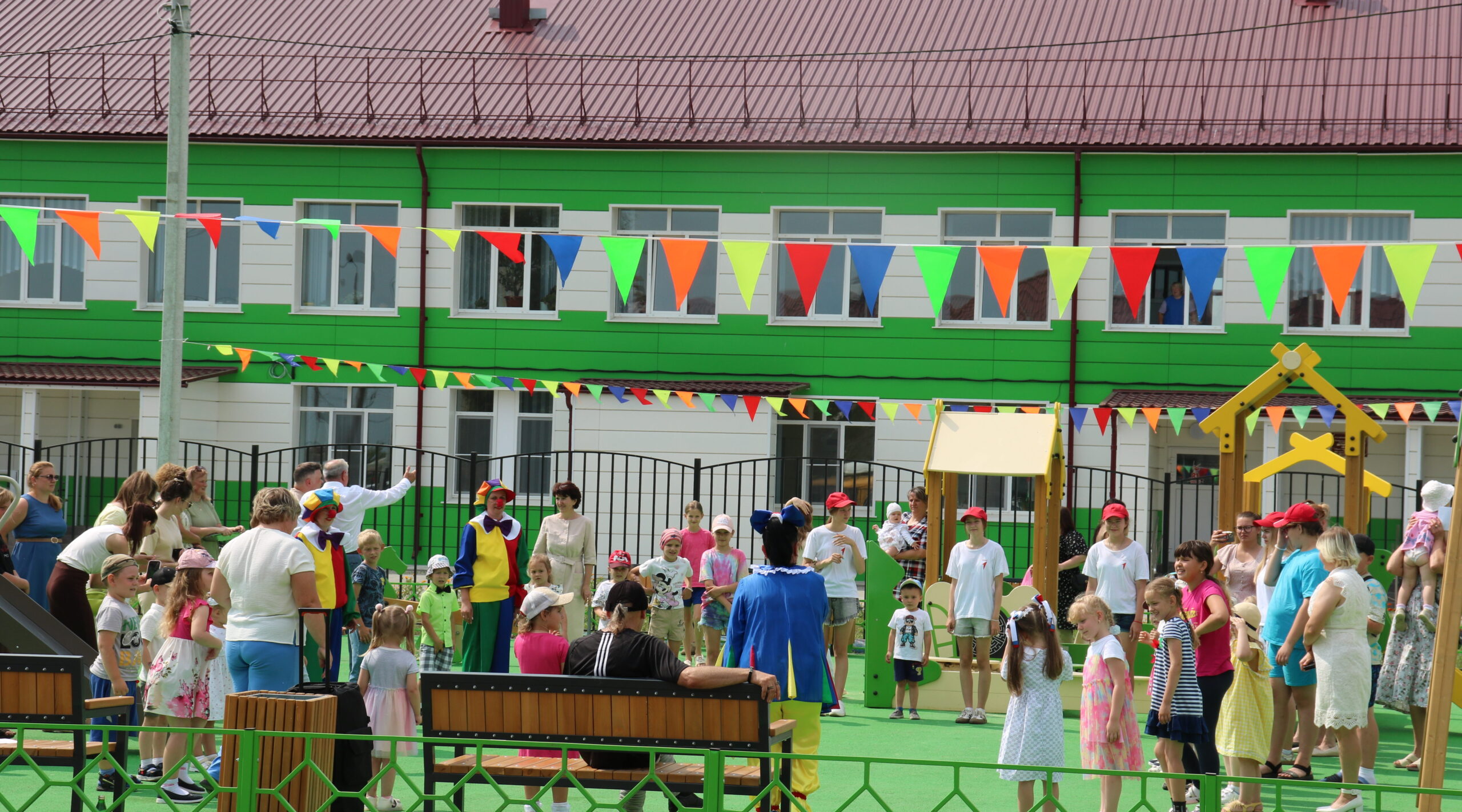 В Стародубском округе торжественно открыли новую детскую игровую площадку