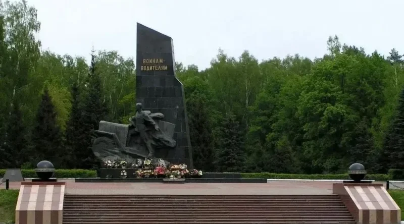 58 лет назад на Брянщине открылся памятник воинам водителям