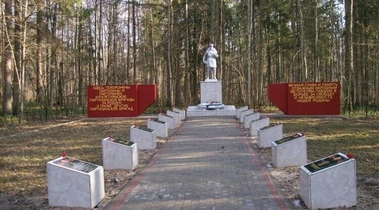 Жители брянской Клетни отмечают 83-ю годовщину освобождения района от немецких оккупантов