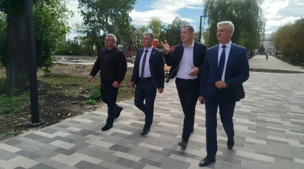 Заместитель брянского губернатора Виталий Свинцов побывал в подшефной Брянке