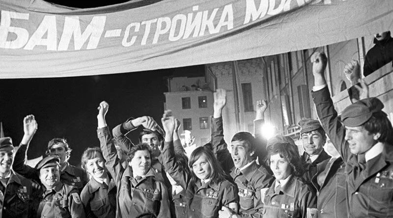 Брянский губернатор Егор Ковальчук поздравил жителей региона с Днём комсомола